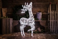 Cervo in piedi vimini alto 1